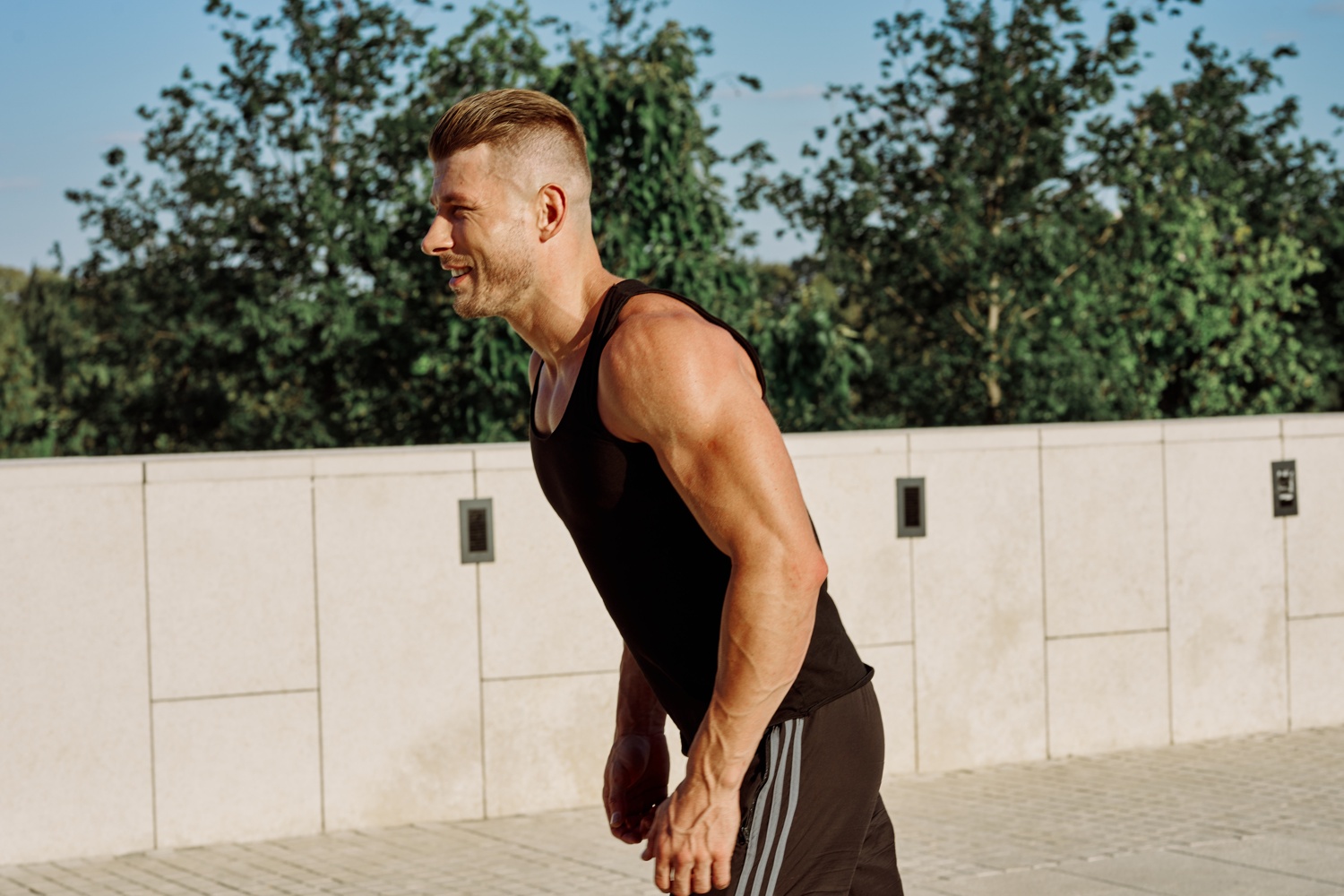 portrait-young-man-exercising-gym